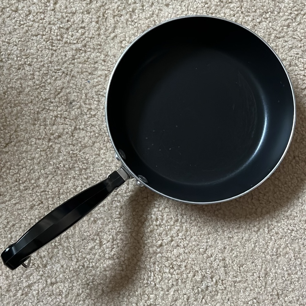Set of 2 Farberware Skillets - Picture 4 of 5